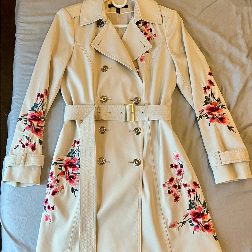 WHITE HOUSE BLACK MARKET- Tan and Floral Embroidered Women's Trench Coat!! 🧥 🌺